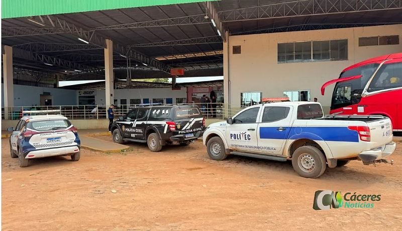 Homem baleado em Cáceres após desembarcar de ônibus