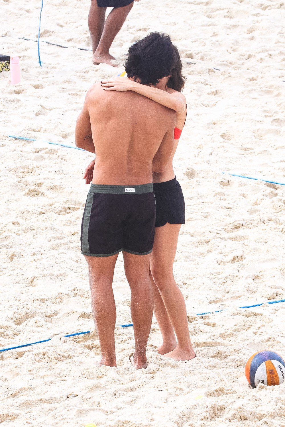 Agatha Moreira e Rodrigo Simas trocam chamego na praia — Foto: Agnews