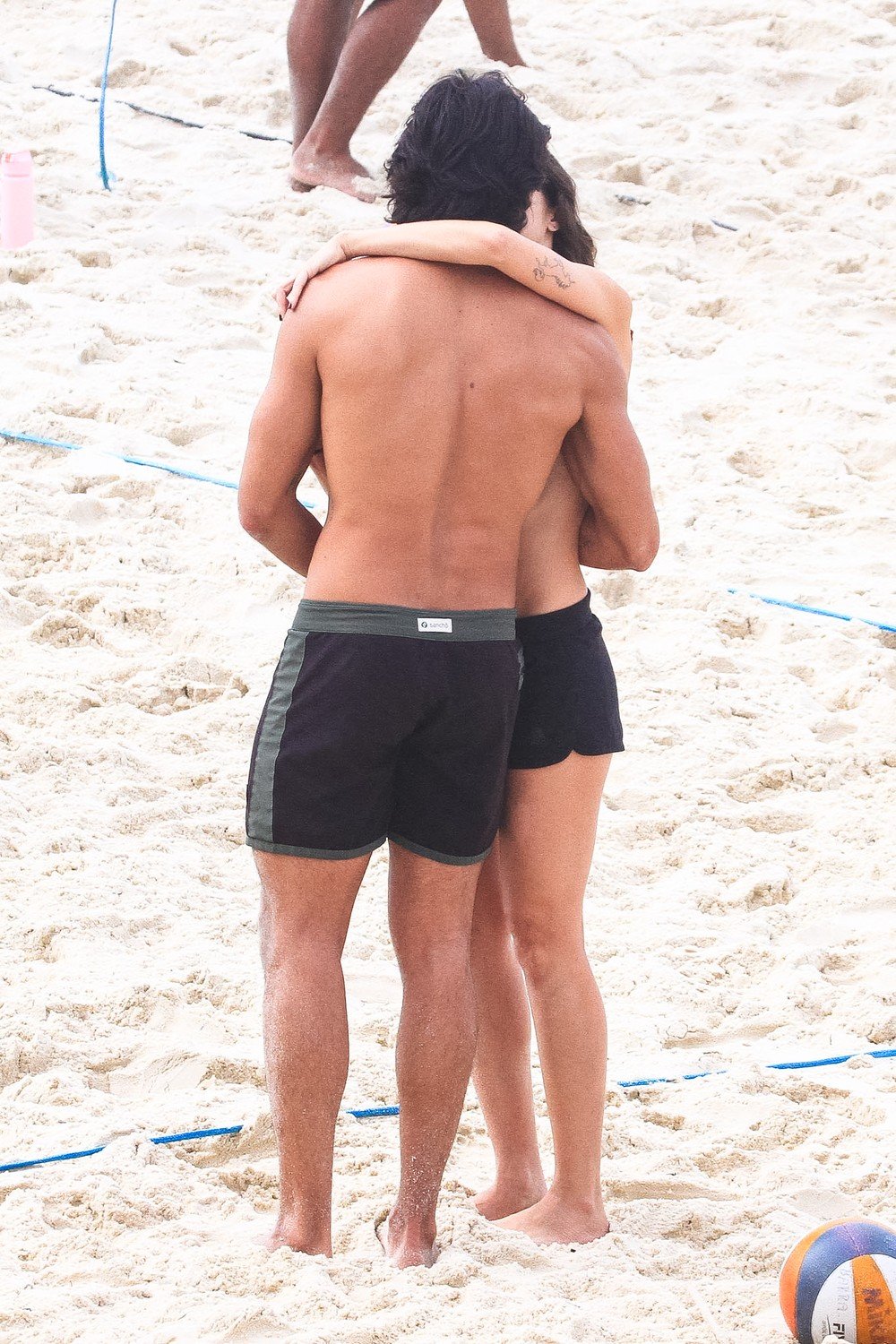 Agatha Moreira e Rodrigo Simas trocam beijos na praia — Foto: AgNews