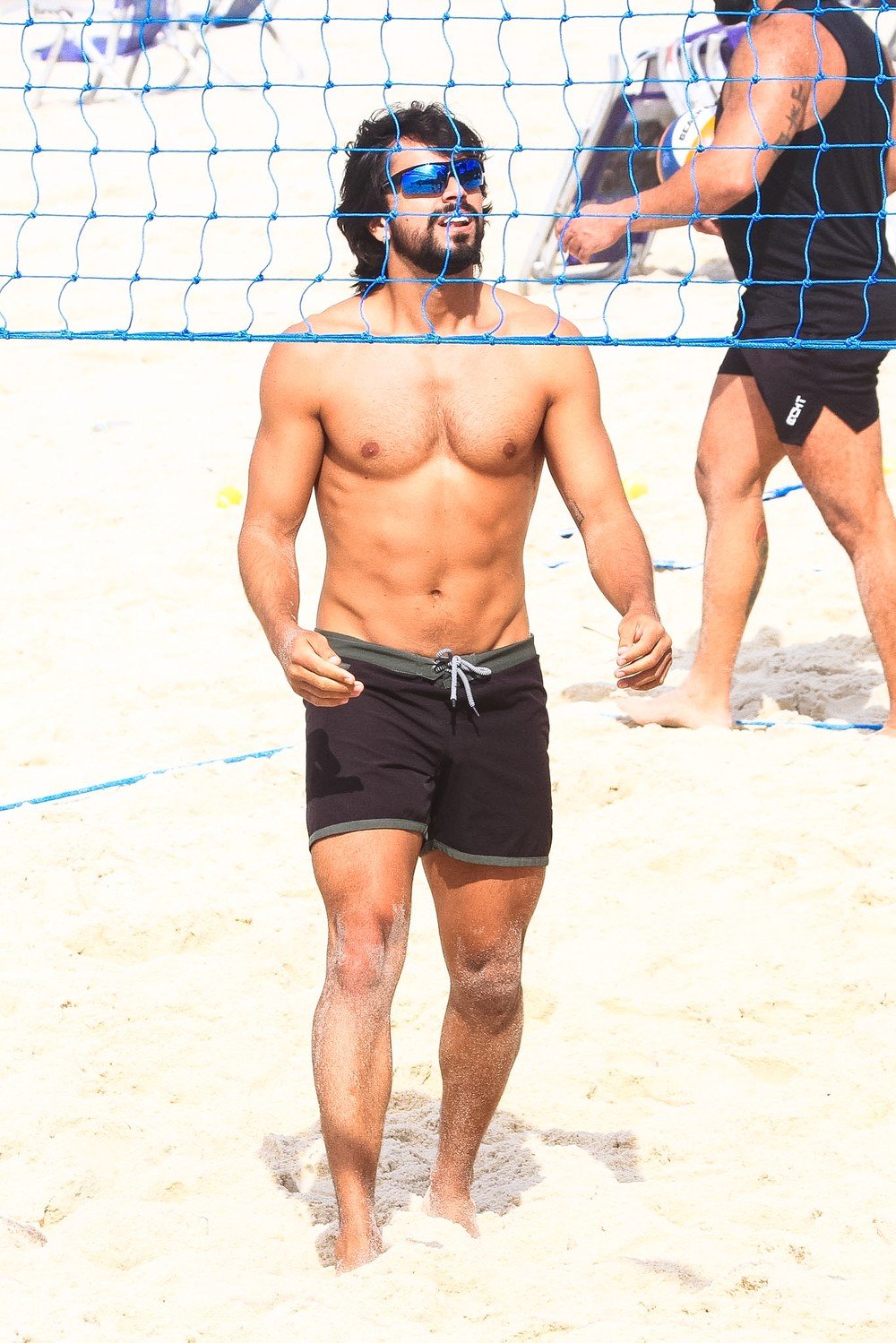 Rodrigo Simas mostra estilo ao jogar vôlei na praia — Foto: AgNews