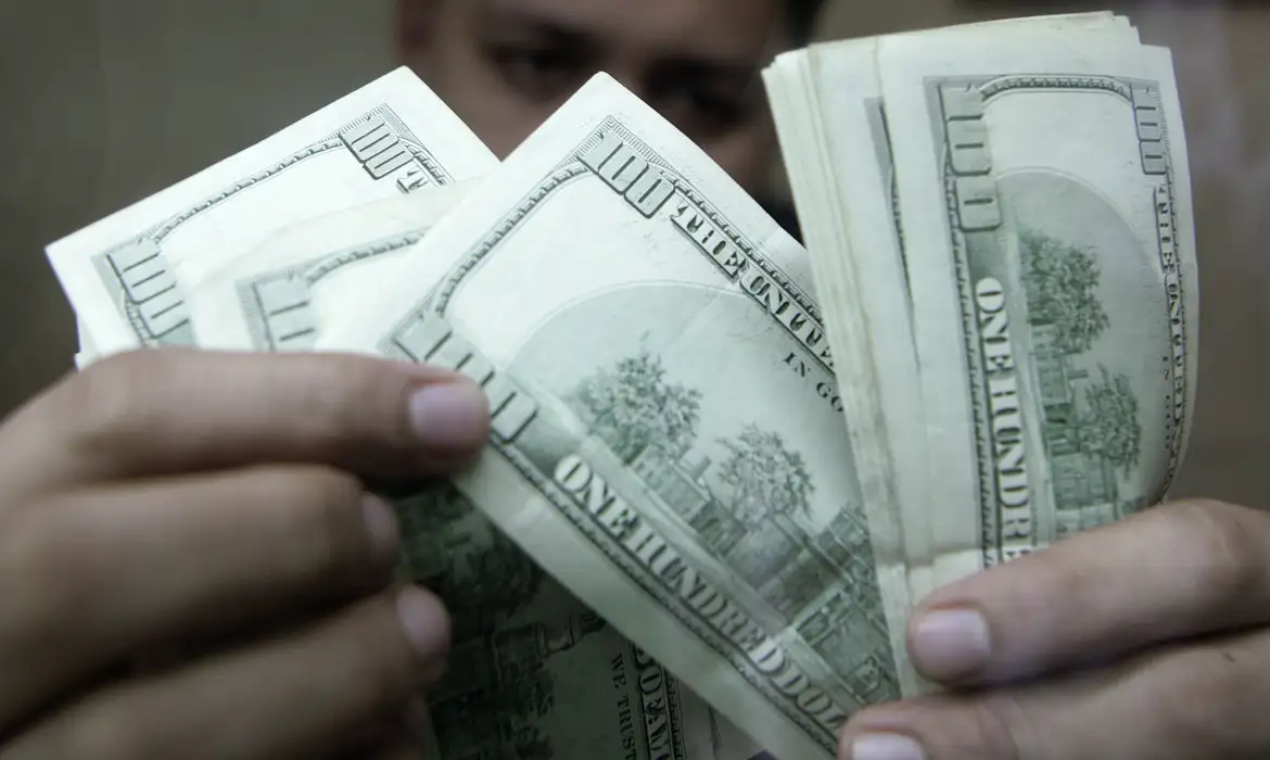 Dólar em alta: moeda se aproxima de R$ 5,17 com fatores externos
