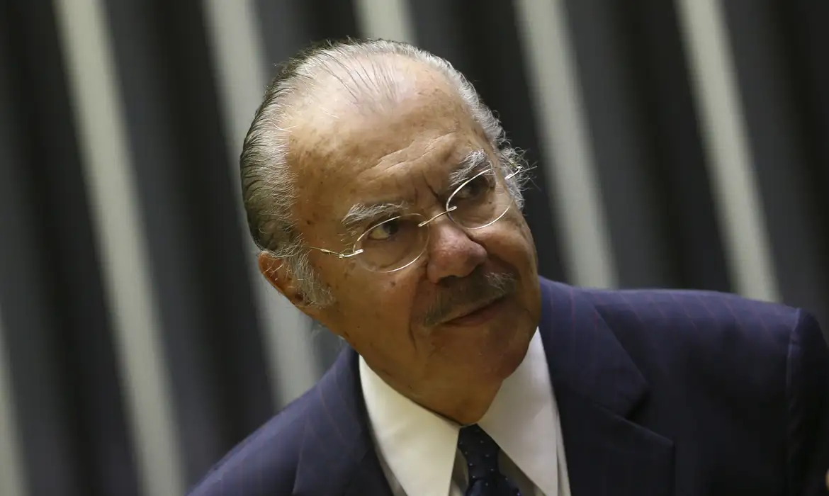 José Sarney internado: ex-presidente segue em São Paulo