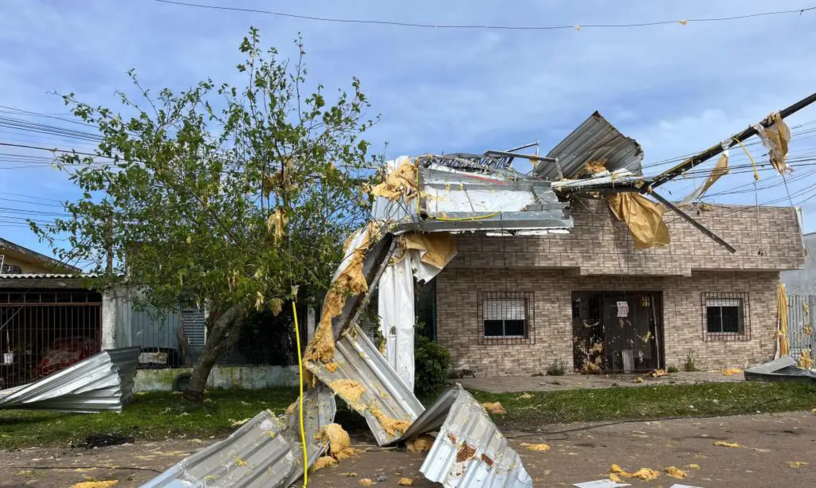 Temporais no Sul do Brasil afetam milhares de casas em SC e RS