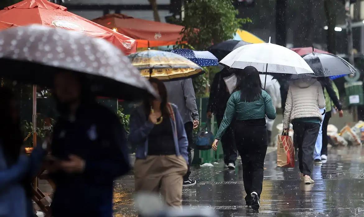 Frente fria no Brasil avança para Centro-Oeste, Sudeste e Sul