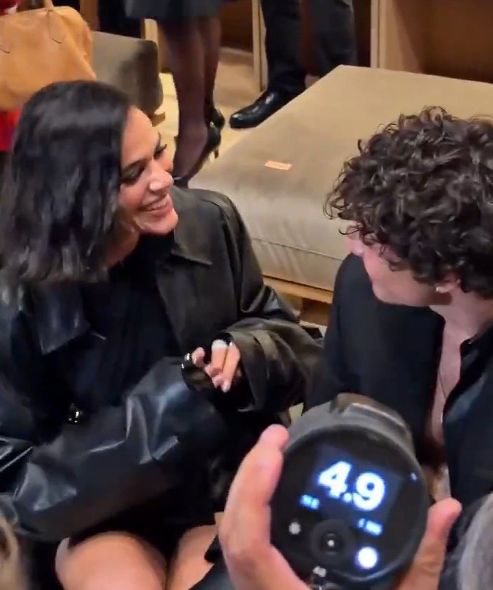 Bruna Marquezine e Shawn Mendes trocam carinhos na primeira fila de desfile da Gucci em Milão