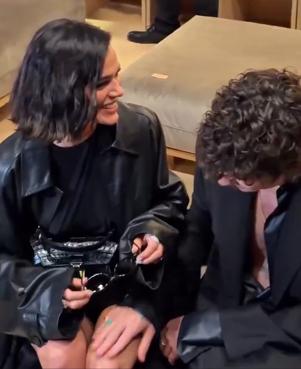 Bruna Marquezine e Shawn Mendes trocam carinhos na primeira fila de desfile da Gucci em Milão