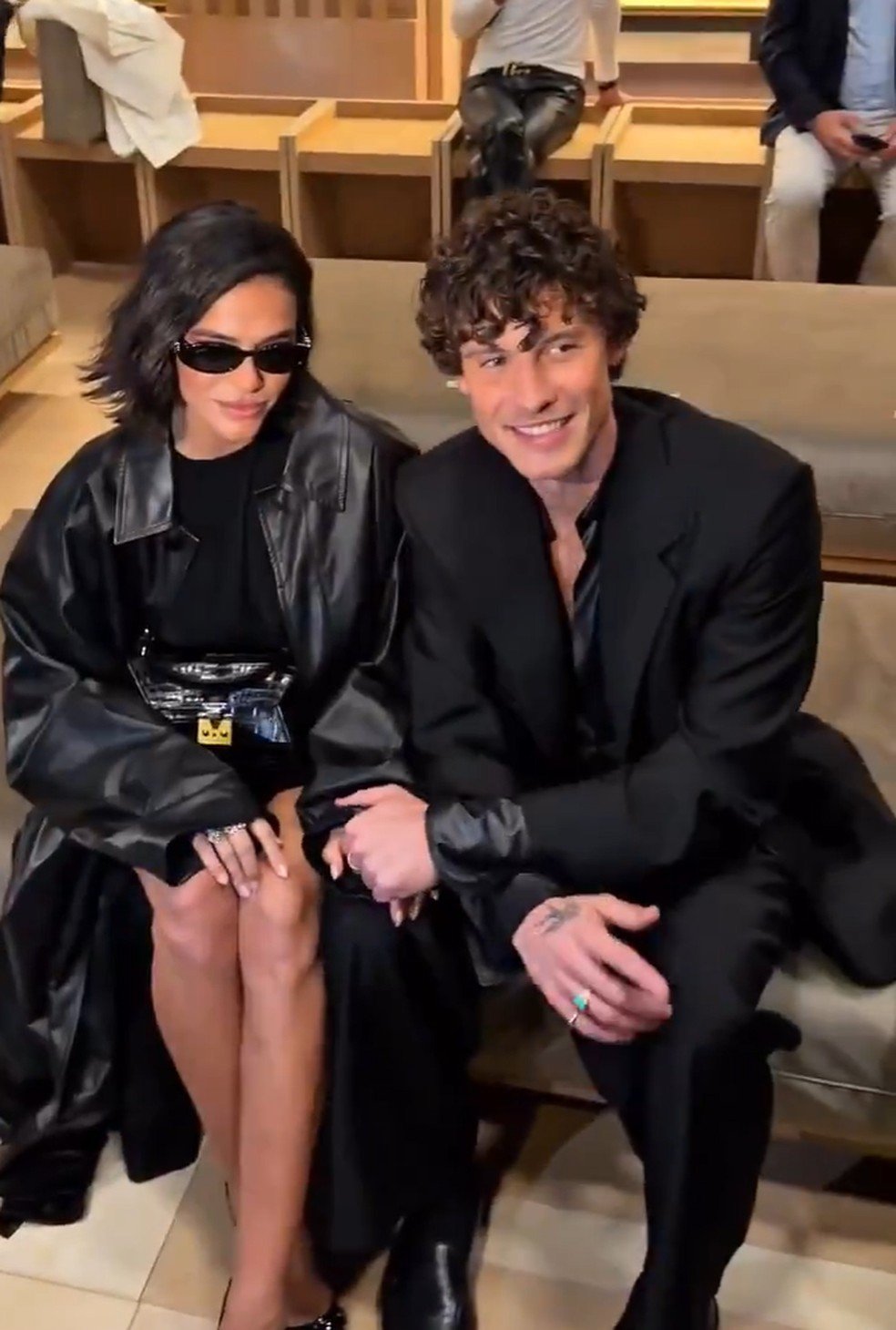 Bruna Marquezine e Shawn Mendes trocam carinhos na primeira fila de desfile da Gucci em Milão