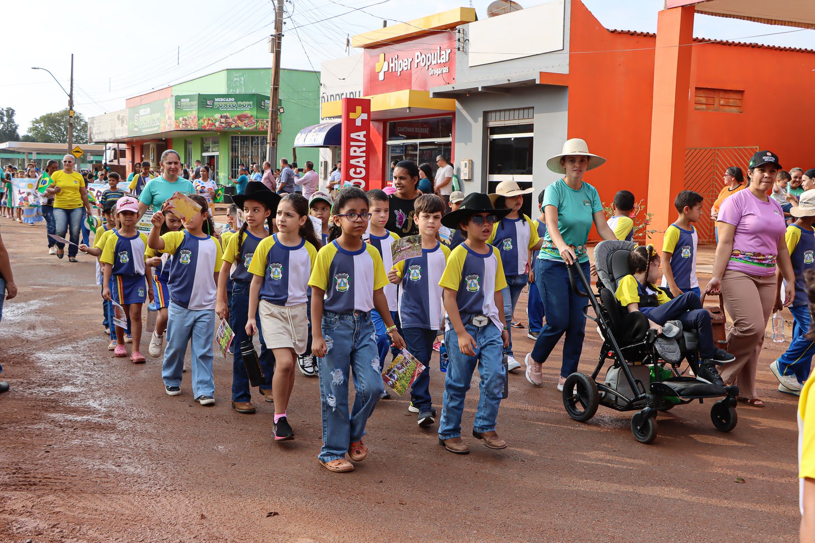 Desfile cívico no Caramujo celebra Semana da Pátria