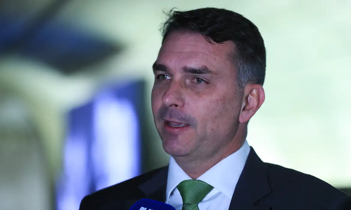Inquérito do Dark Horse: Mendonça inclui Flávio Bolsonaro em apuração