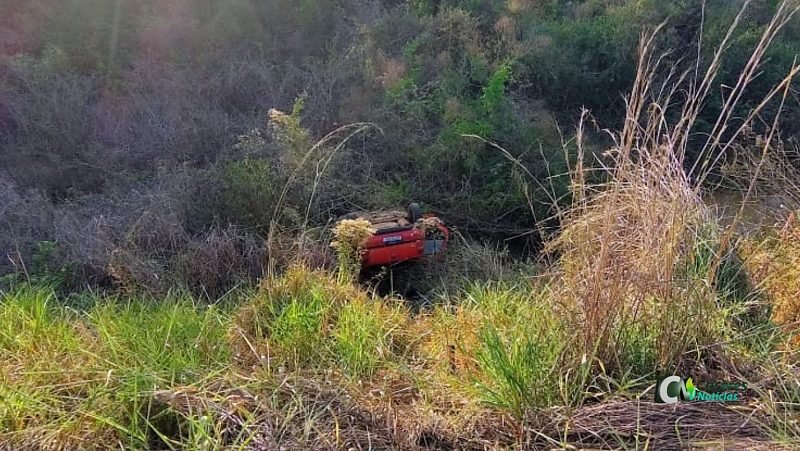 Acidente na MT-343: Família é socorrida após carro capotar em Cáceres