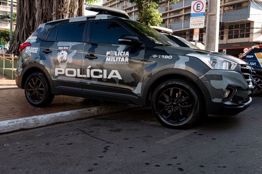 Polícia Militar em Cáceres prende dupla por roubo e arma