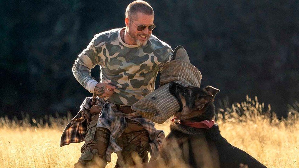 Brad Pitt e cão Uber em Coração Selvagem — Foto: Divulgação
