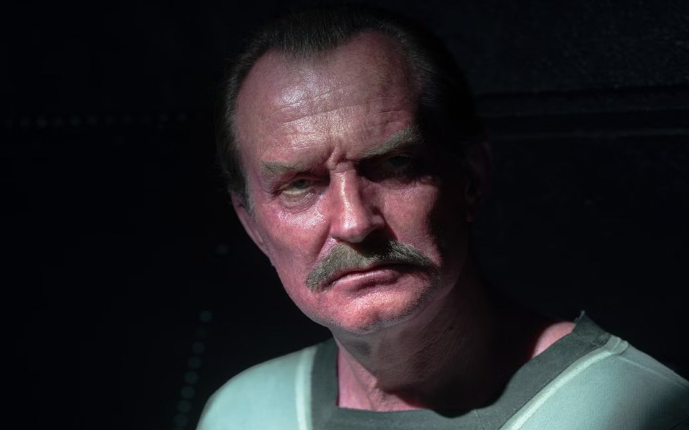 Sinestro (Ulrich Thomsen) em cena de Lanternas