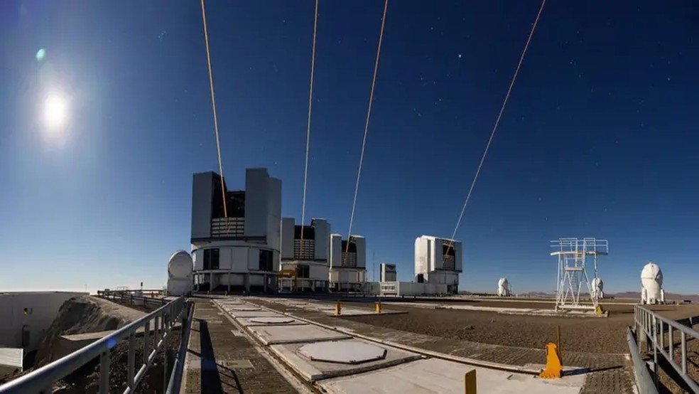Os quatro telescópios principais que compõem o VLT podem disparar lasers