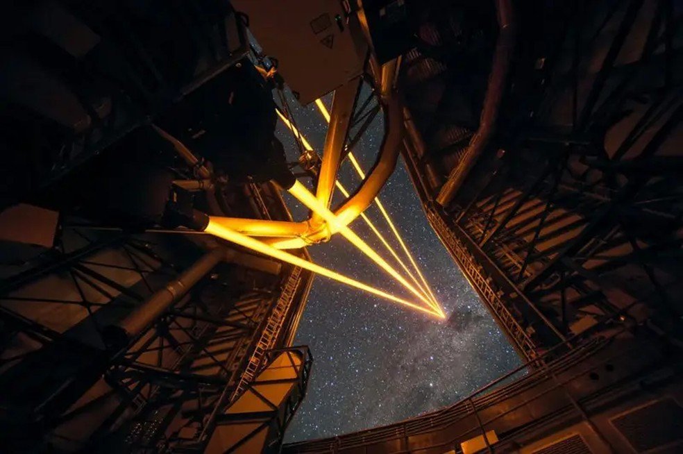 Disparar os lasers traz efeito instantâneo sobre as partes ricas em sódio da atmosfera, refletindo a luz de volta para os espelhos do telescópio