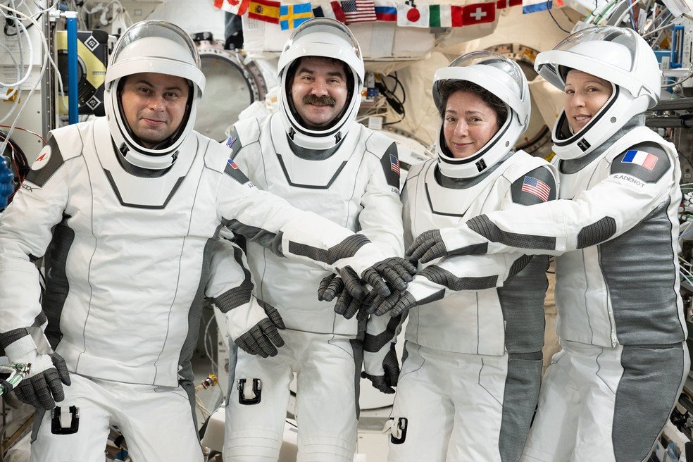 Tripulação da missão Crew-12 posa antes de deixar a Estação Espacial Internacional