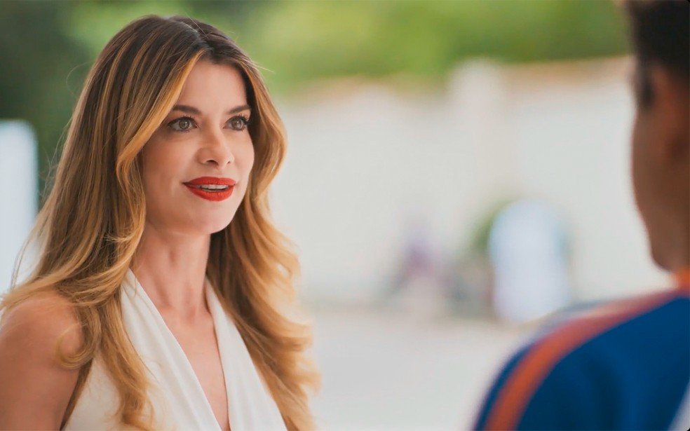 Peixe recebe instruções de Vanessa sobre o trabalho no hospital em Por Você — Foto: Globo