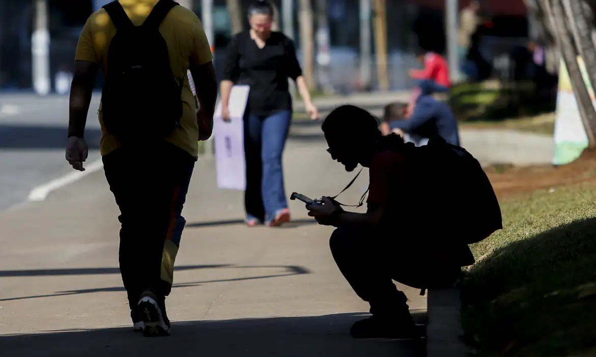 Jovens nem-nem no Brasil: percentual cai para 22,4%, diz OCDE