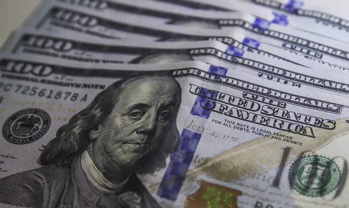 Dólar cai e bolsa sobe em setembro com alívio no mercado
