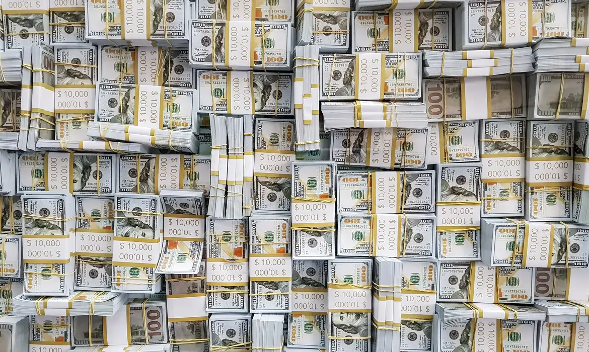 Dólar fecha acima de R$ 5,22 em dia de instabilidade global