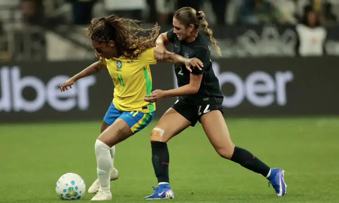 Futebol feminino no Brasil: Caminhos da Reportagem explora desafios e avanços