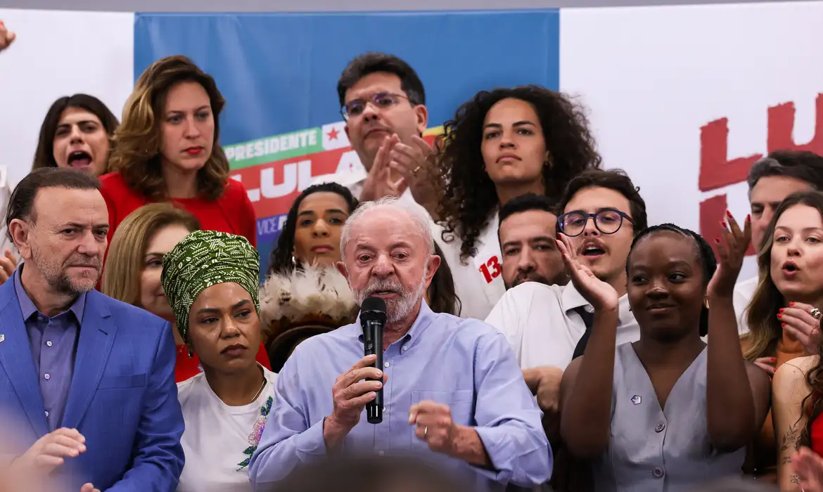 Lula e Flávio Bolsonaro: debate sobre jornada 6x1 e segurança