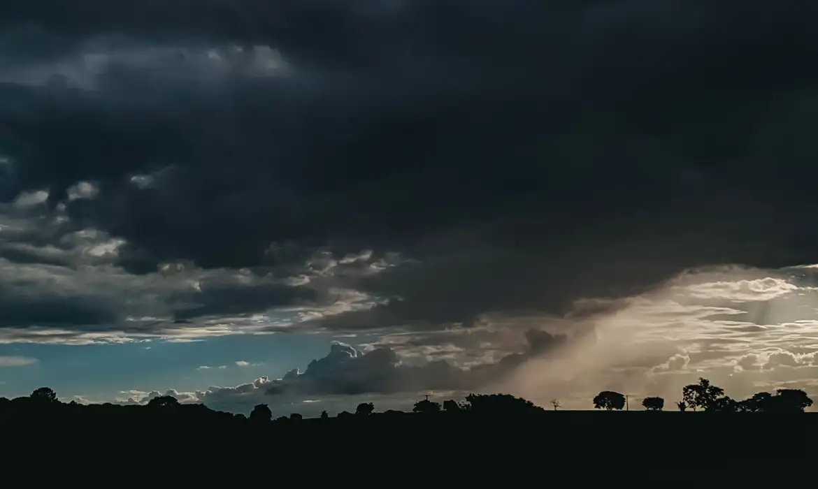 Alertas de tempestades no feriado: Inmet emite avisos para o país
