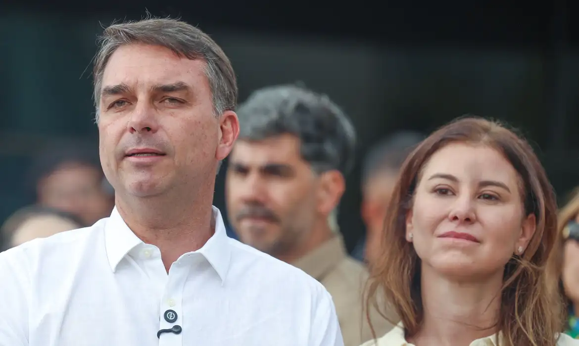 Flávio Bolsonaro missa Brasília: Candidato celebra visita ao pai