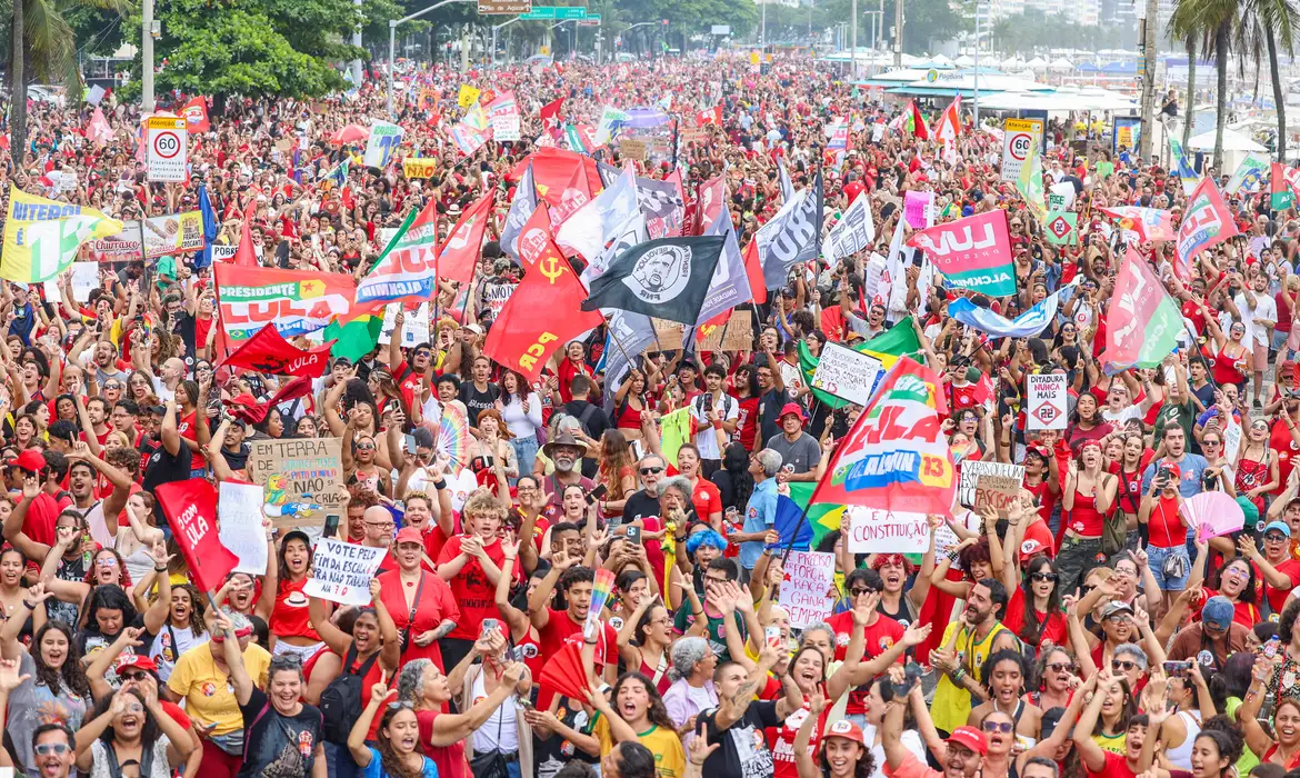 Ato em Copacabana reúne milhares por democracia e Lula