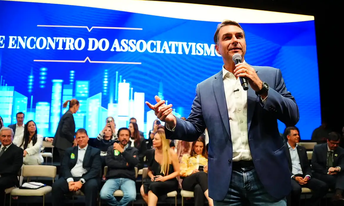 Flávio Bolsonaro visita pai em prisão domiciliar e recebe apoios