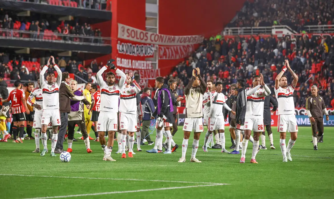 Flamengo sobrevive Libertadores: Empate na Argentina leva decisão ao Maracanã