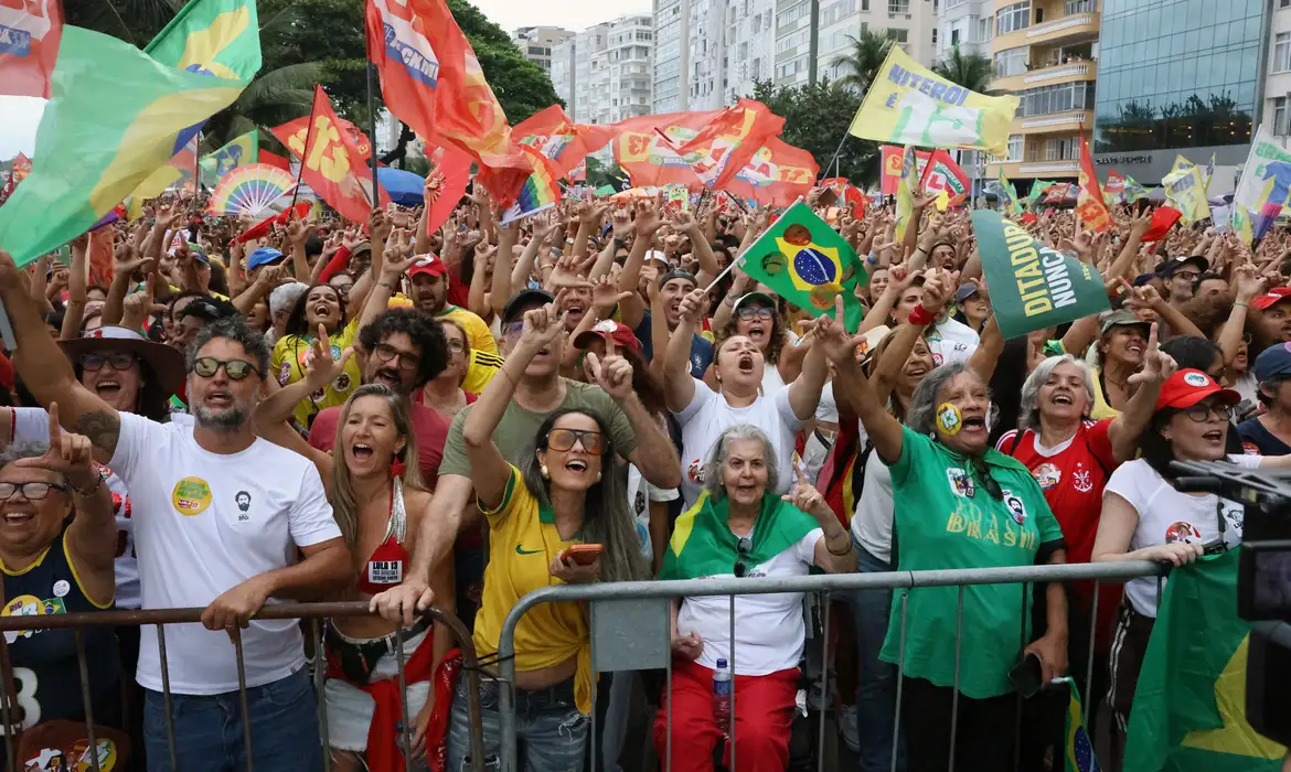 Atos em apoio a Lula reúnem milhares no Rio e Brasília