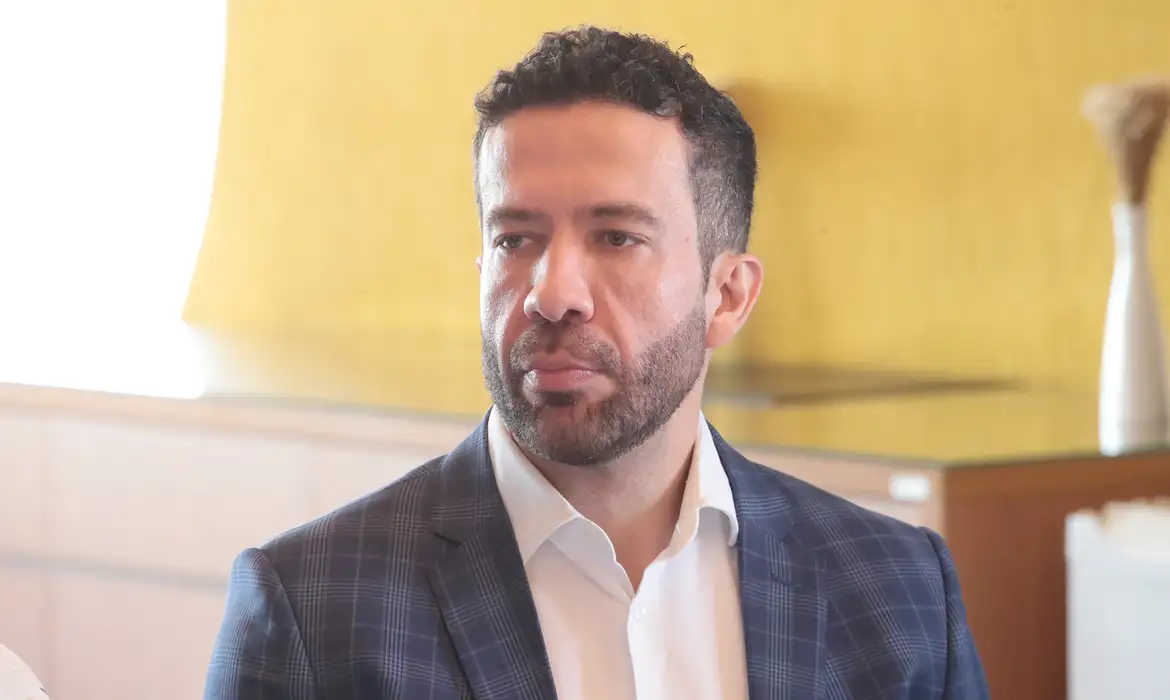 Deputado André Janones: alta prevista em 48 horas