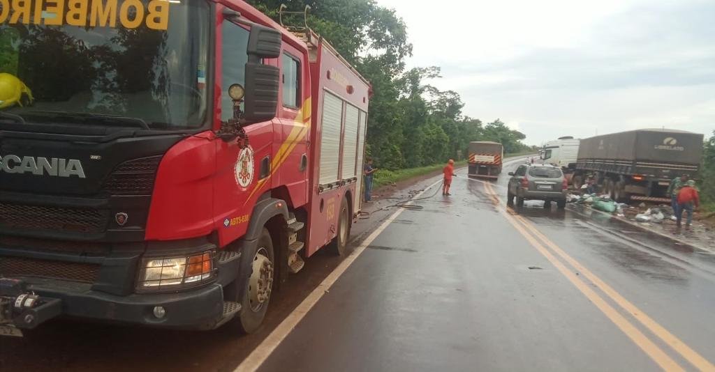 Acidente em Confresa: Colisão entre van e caminhão na BR-158