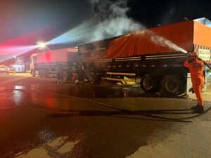 Incêndio em carreta: Bombeiros controlam chamas em Peixoto de Azevedo