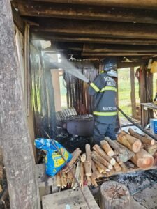 Incêndio em Água Boa: Bombeiros combatem fogo em edificação