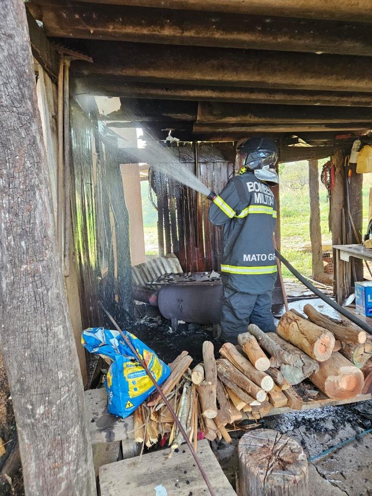 Incêndio em Água Boa: Bombeiros combatem fogo em edificação