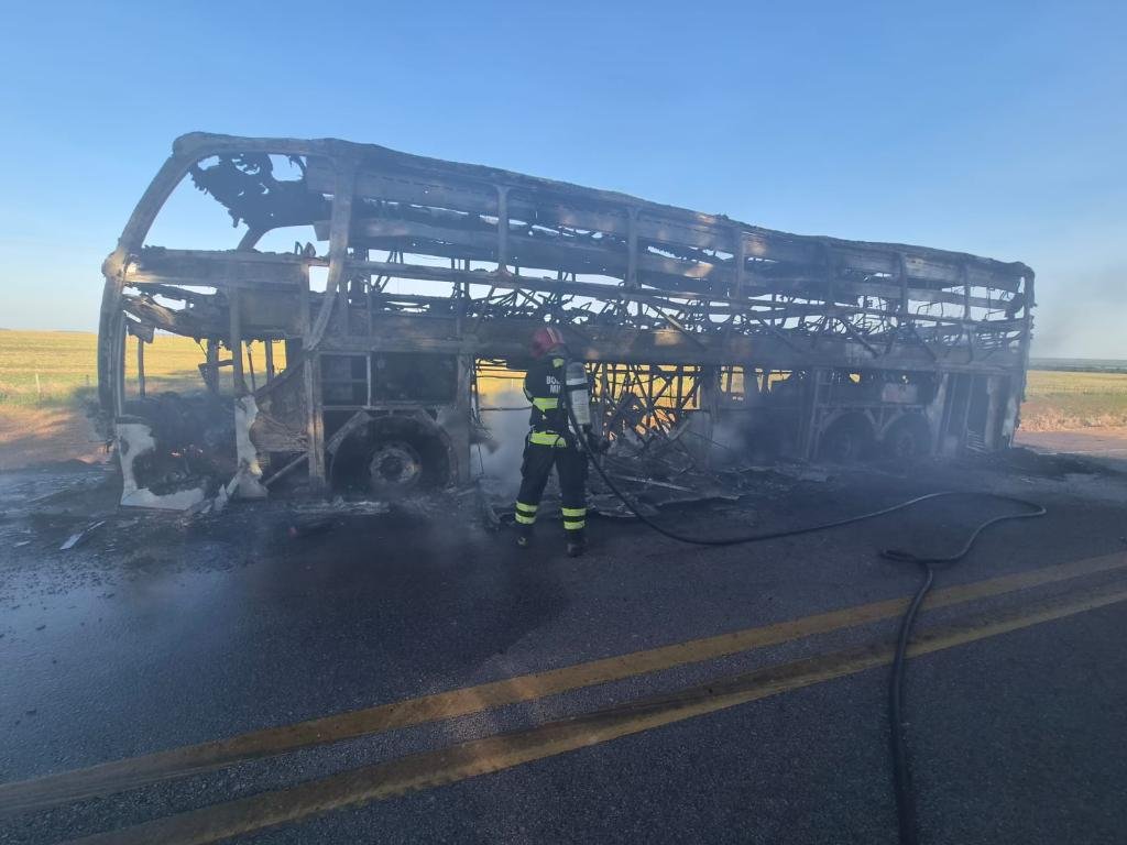 Incêndio em ônibus em Campo Verde é combatido na BR-070