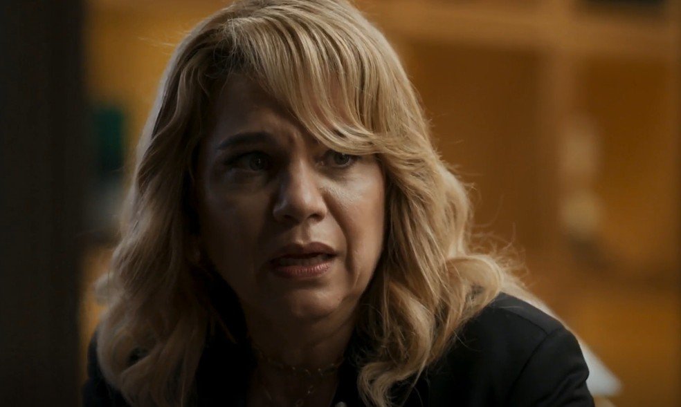 Pilar leva tapa de Adriana — Foto: Globo