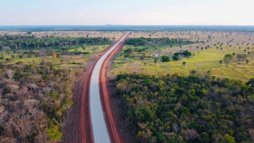 Obras na MT-199: Asfaltamento avança em direção à Bolívia