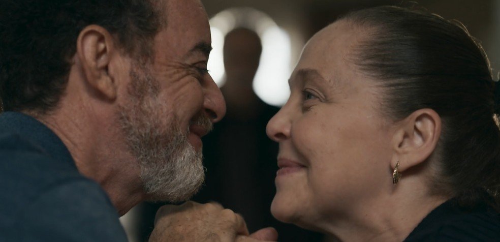 O flagra de Otoniel no beijo de Elisa e Enéas na novela