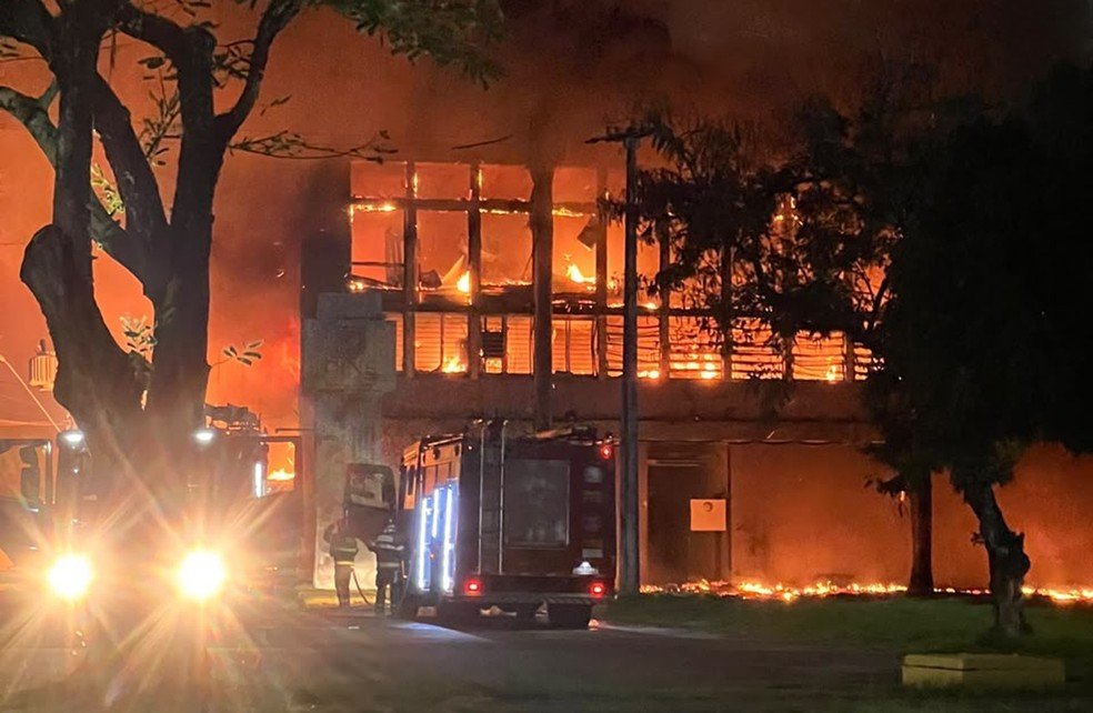 O incêndio na UFPE destrói pesquisas de 20 anos de trabalho