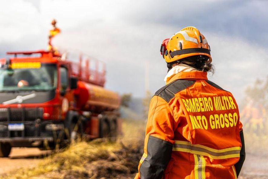 Combate a incêndios florestais: Bombeiros atuam em MT
