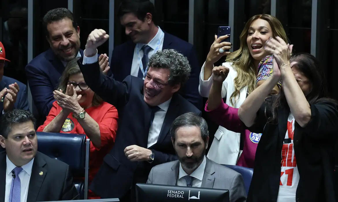 Fim da escala 6x1: Senado aprova PEC e reduz jornada de trabalho
