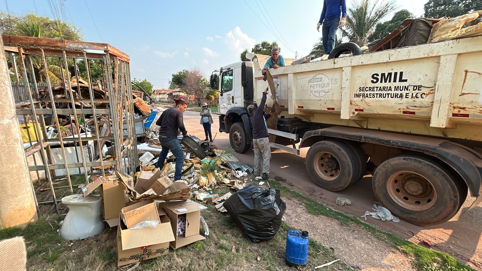 Mutirão de limpeza em Cáceres recolhe 5 caminhões de materiais