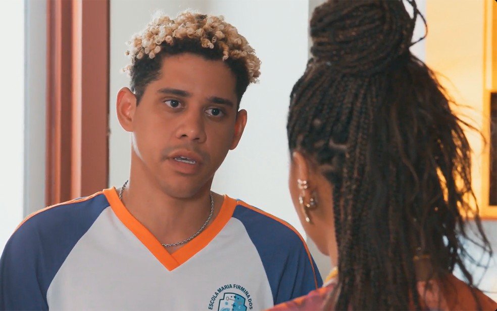 O novo emprego de Peixe causa surpresa na novela Por Você