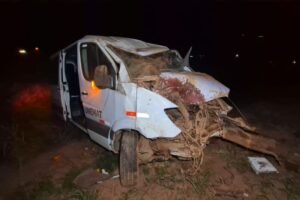 Batida entre moto e van da Unemat: um morto e seis feridos