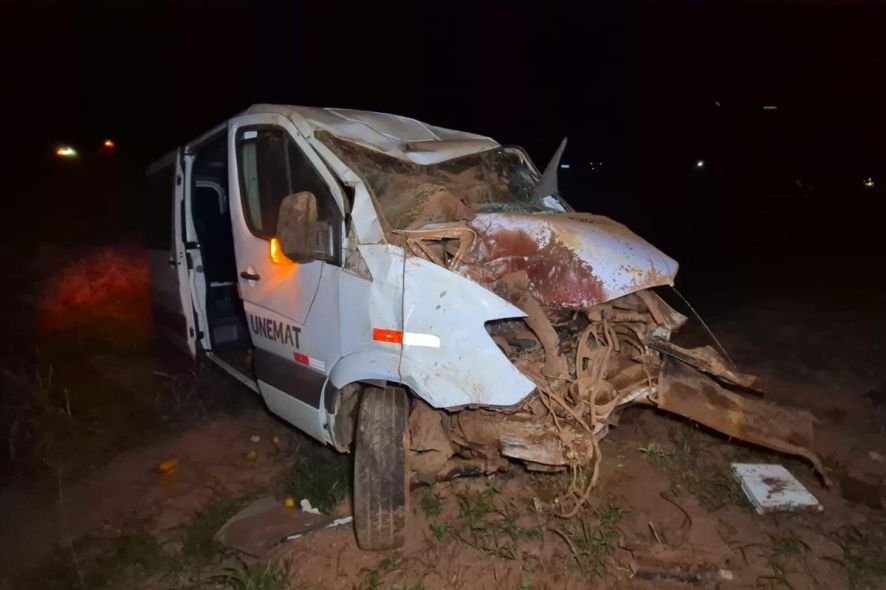 Batida entre moto e van da Unemat: um morto e seis feridos