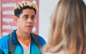 O novo trabalho de Peixe movimenta a trama em Por Você