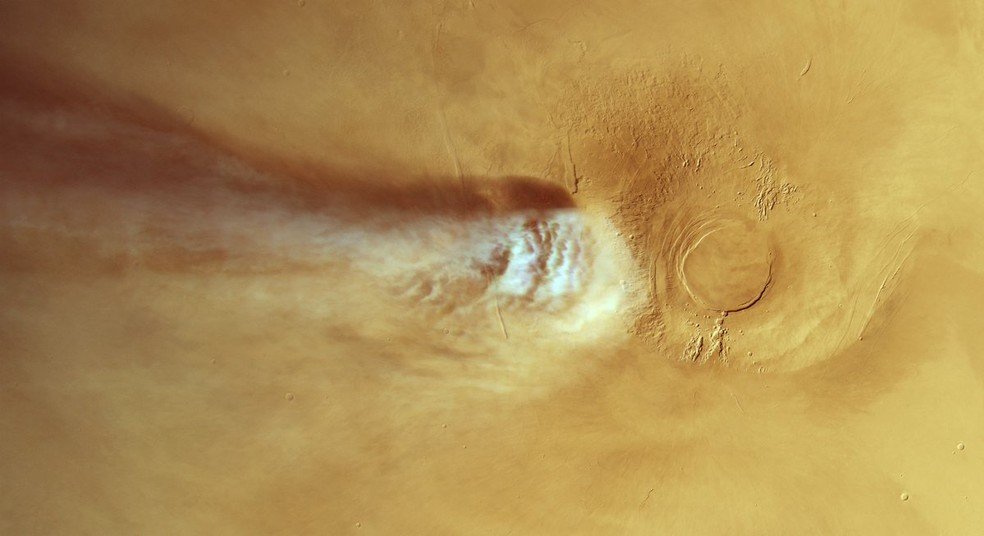 Imagem feita pela missão Mars Express, da Agência Espacial Europeia (ESA), mostra a Nuvem Alongada de Arsia Mons se estendendo por cerca de 980 km em Marte.